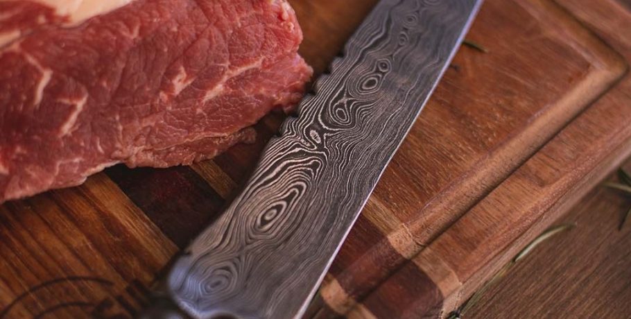 Faca em aço damasco